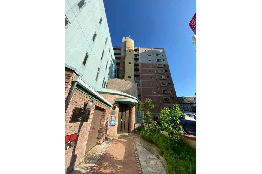 1K Apartment to Rent in Osaka-shi Naniwa-ku Exterior