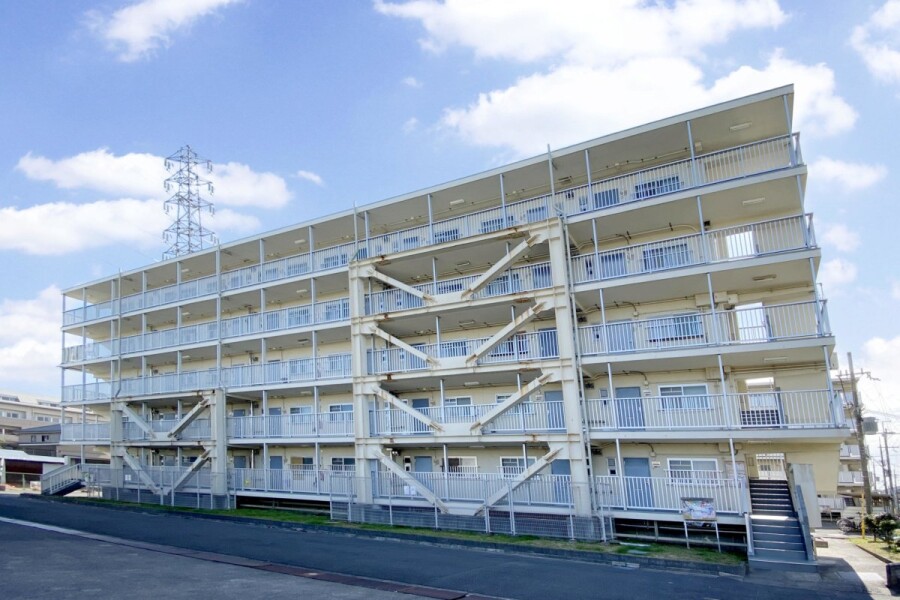 3DK Apartment to Rent in Hirakata-shi Exterior