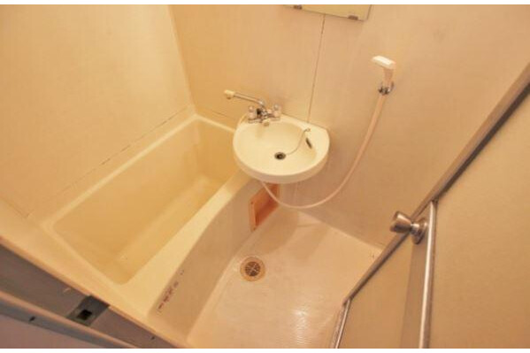 2DK Apartment to Rent in Osaka-shi Higashinari-ku Bathroom
