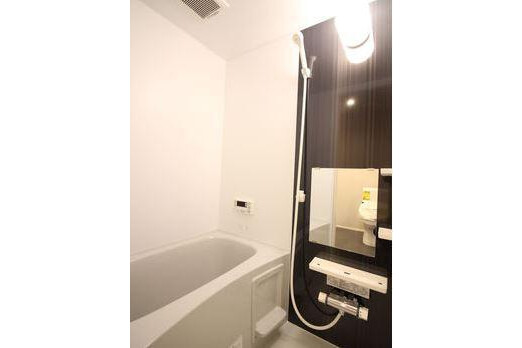1K Apartment to Rent in Osaka-shi Higashinari-ku Bathroom