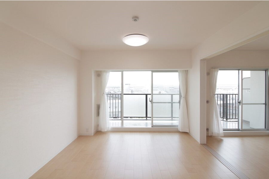 3LDK Apartment to Buy in Osaka-shi Nishiyodogawa-ku Living Room
