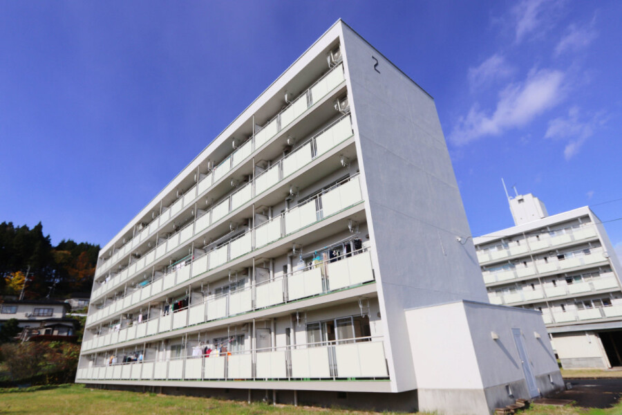 2DK Apartment to Rent in Oshu-shi Exterior