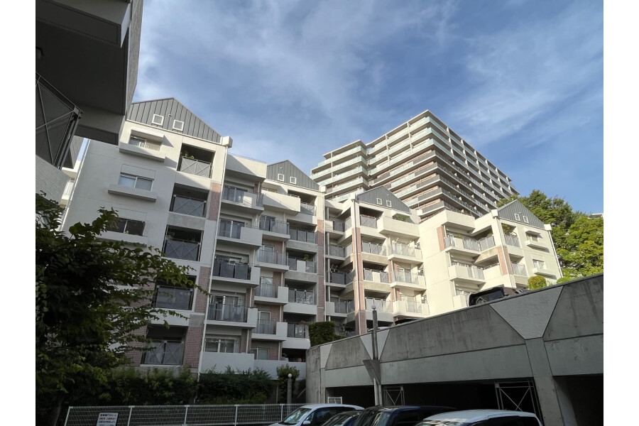 4LDK Apartment to Buy in Toyonaka-shi Exterior