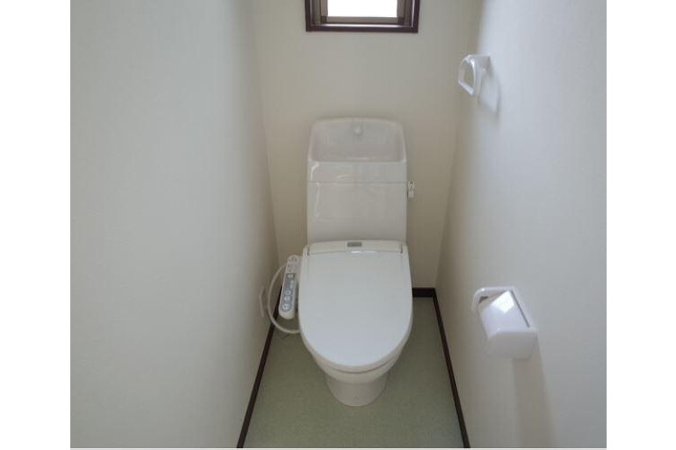 1K Apartment to Rent in Kobe-shi Nagata-ku Toilet