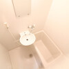 1K Apartment to Rent in Moriguchi-shi Bathroom