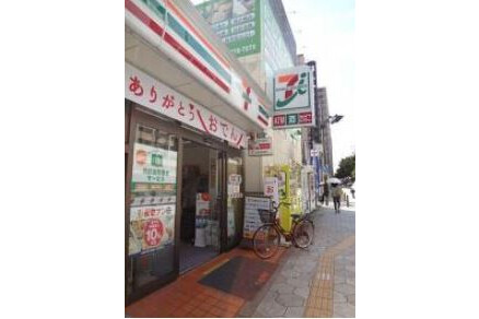 1K Apartment to Rent in Osaka-shi Tennoji-ku Convenience Store
