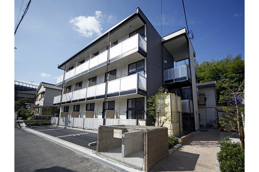 1K Apartment to Rent in Kawanishi-shi Exterior