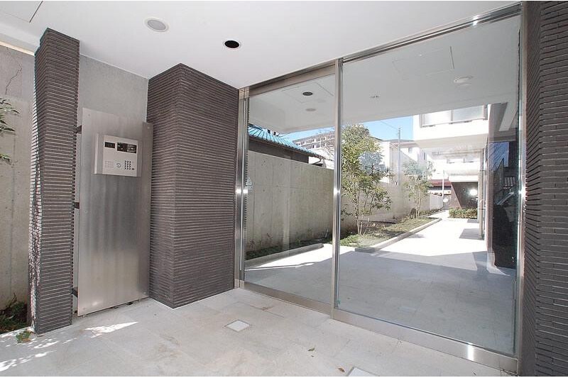 1K Apartment to Rent in Fuchu-shi Entrance Hall