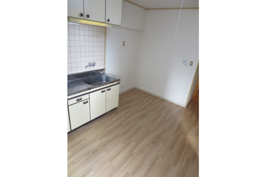 2SK Apartment to Rent in Osaka-shi Nishiyodogawa-ku Living Room