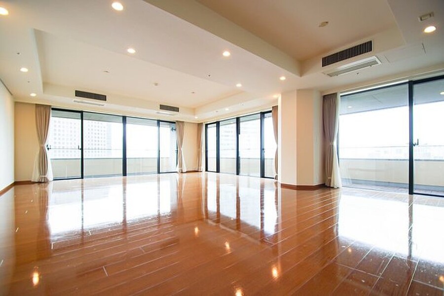 4LDK Apartment to Rent in Minato-ku Living Room