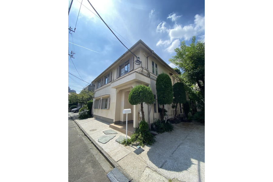 4LDK House to Rent in Minato-ku Exterior