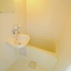 1K Apartment to Rent in Yokohama-shi Kanagawa-ku Bathroom