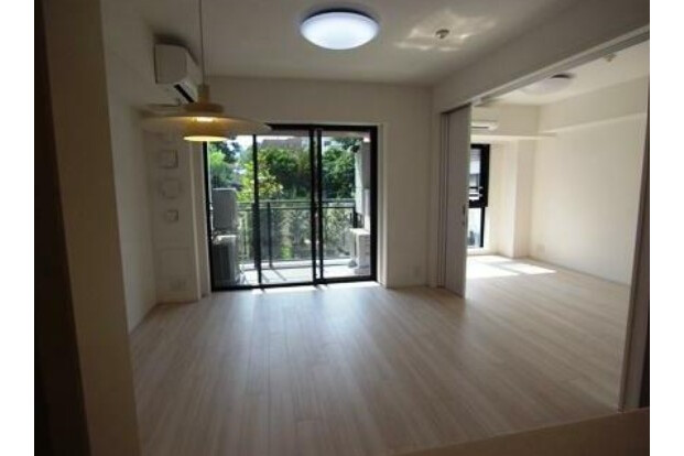 2LDK Apartment to Rent in Shinjuku-ku Interior