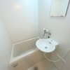 1K Apartment to Rent in Kishiwada-shi Bathroom