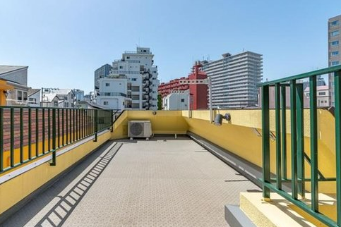 2LDK Apartment to Buy in Bunkyo-ku Balcony / Veranda