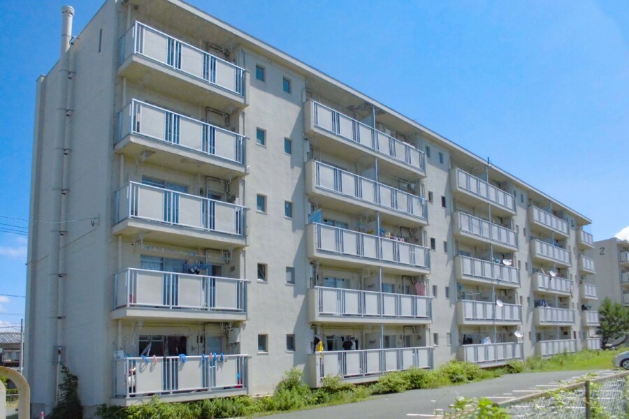 2K Apartment to Rent in Kosai-shi Exterior