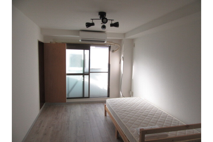 1R Apartment to Rent in Osaka-shi Higashisumiyoshi-ku Living Room