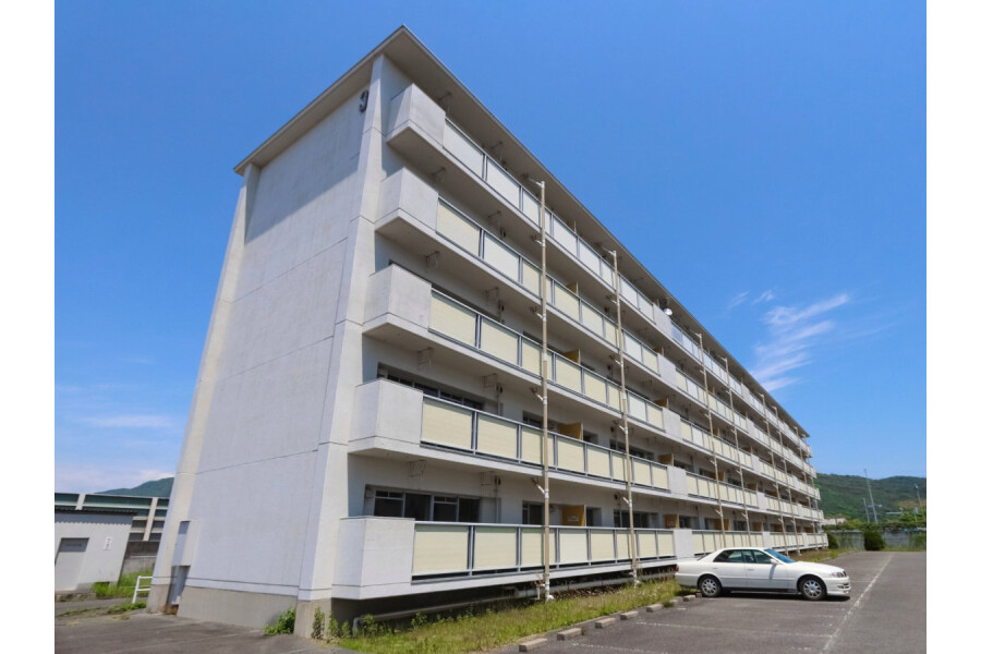 3DK Apartment to Rent in Hofu-shi Exterior