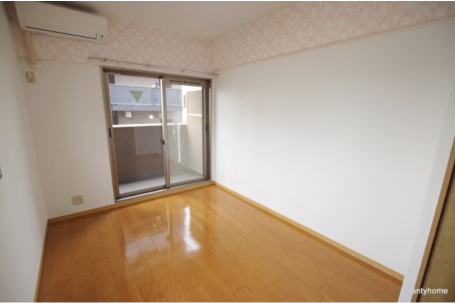 1K Apartment to Rent in Osaka-shi Miyakojima-ku Living Room