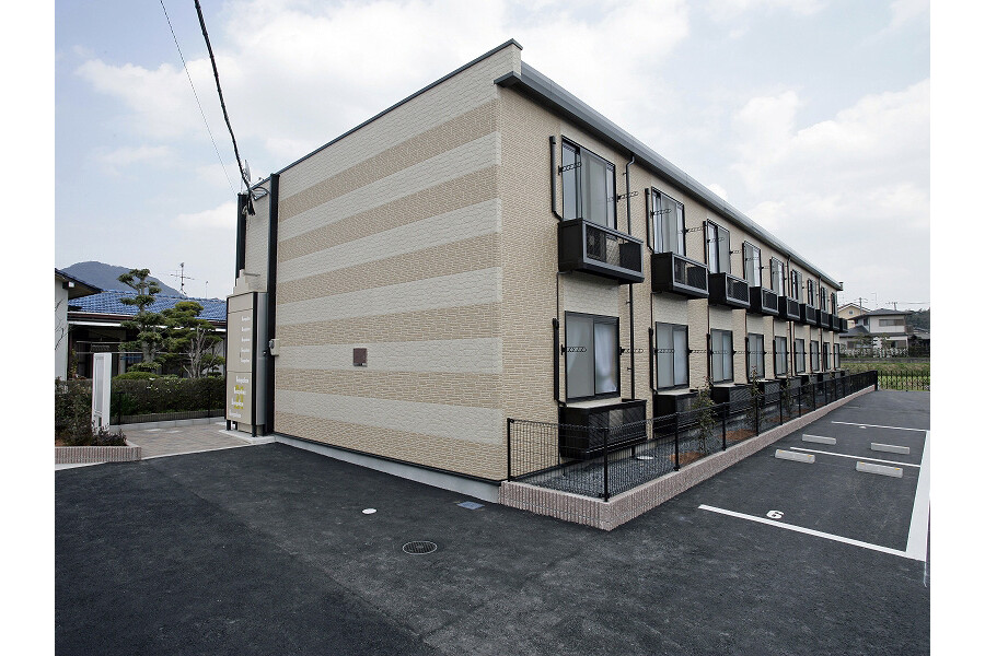 1K Apartment to Rent in Munakata-shi Exterior