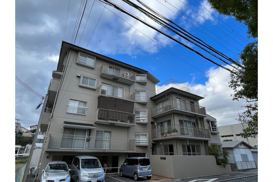 3LDK Apartment to Buy in Toyonaka-shi Exterior